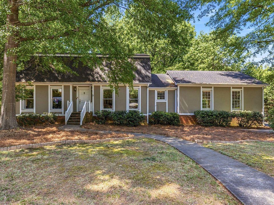 1st image of 204 Fernbrook Cir