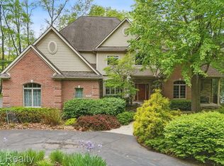 8373 Riverwalk Dr, Fenton, MI 48430