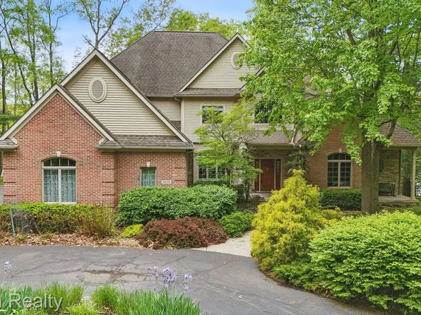 8373 Riverwalk Dr, Fenton, MI 48430