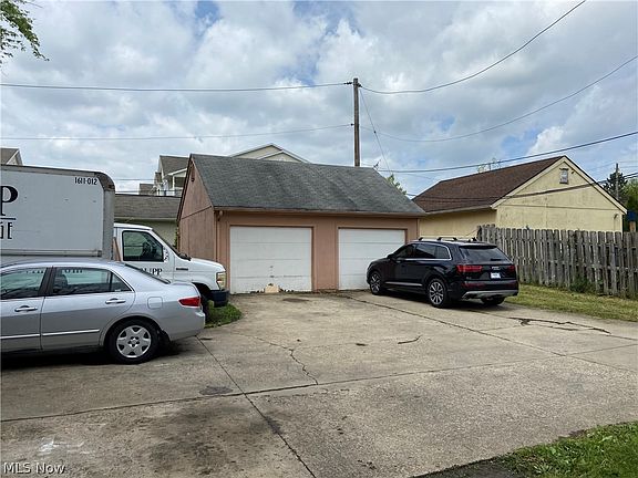 4th image of 877 Arden Ave