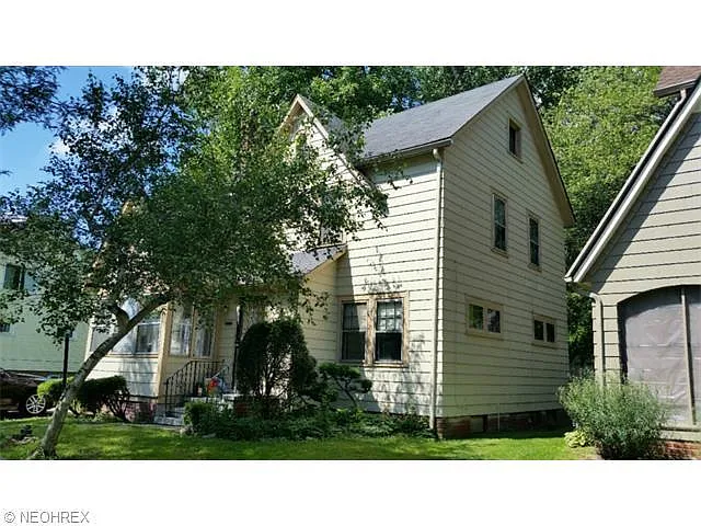 1676 Maple Rd photo 1