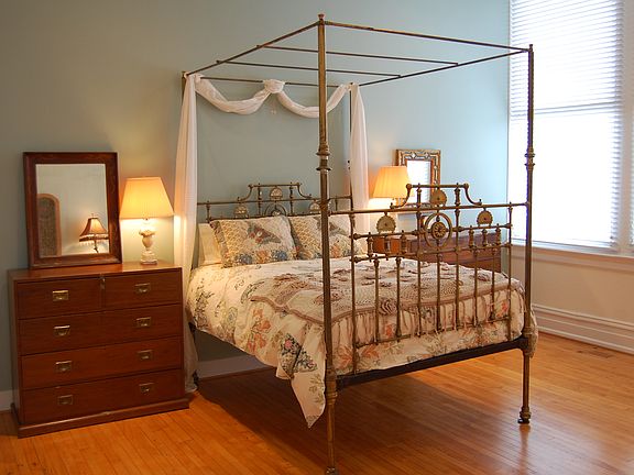 Master bedroom: 21x14 