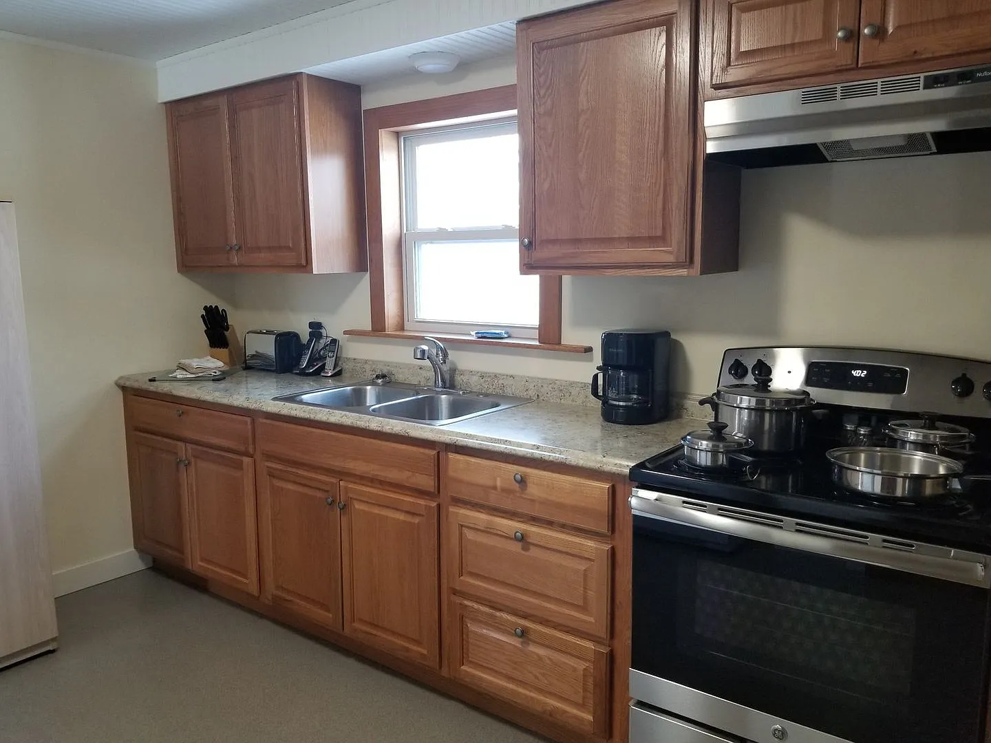 Spacious 4 Bedroom 2 Bath — Photo 2