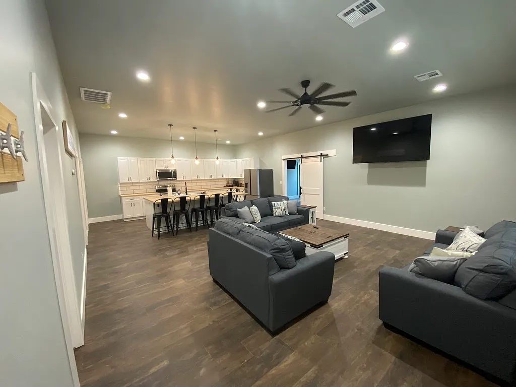 3 bed, 2000 sqft, $3,650 — Photo 4