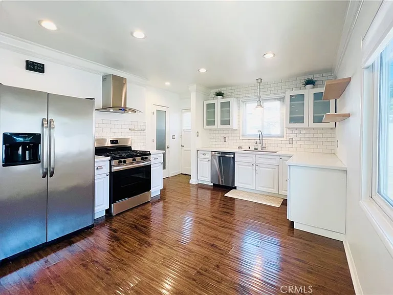 5118 Riverton Ave — Photo 7