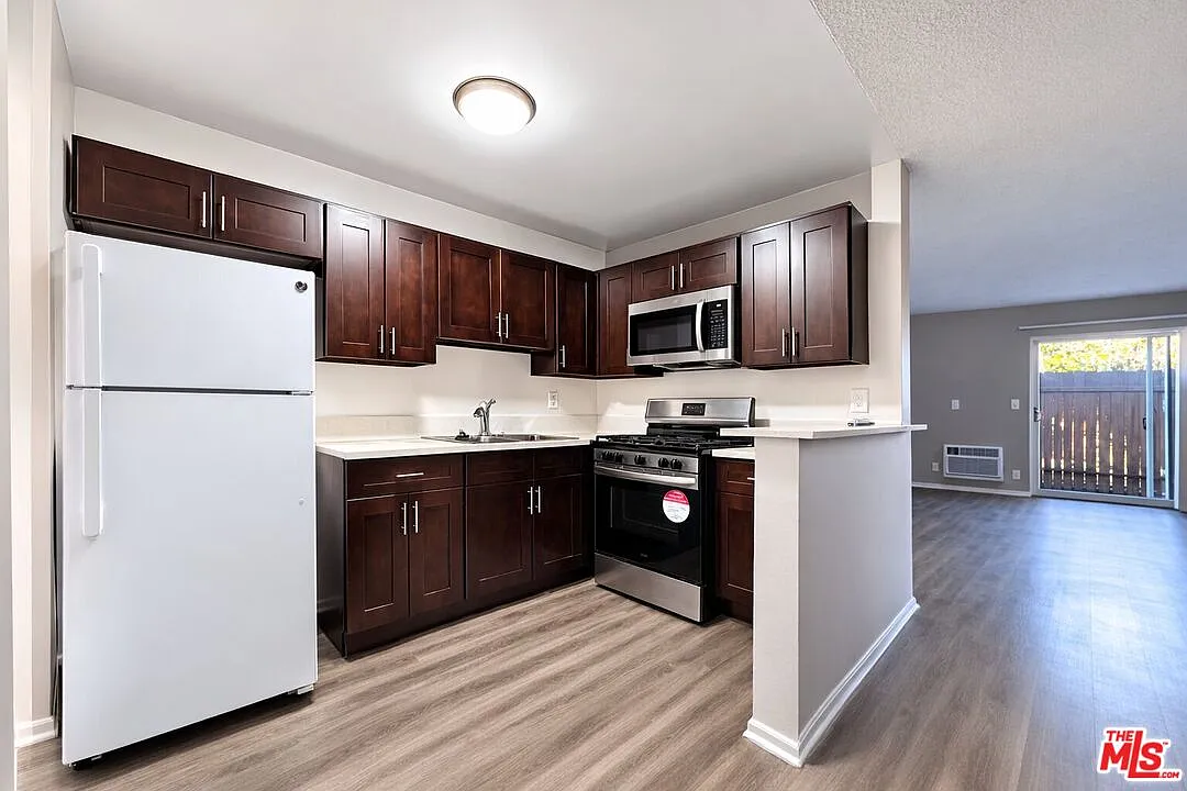 2 bed, 1.0 bath, 795 sqft, $2,150 — Photo 3