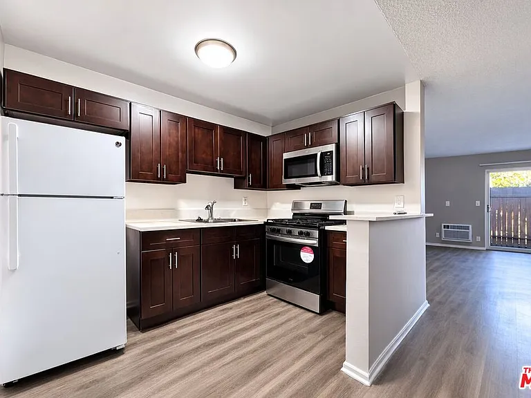 1208 W Adams Blvd #6 — Photo 3
