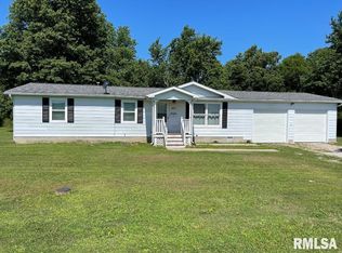 421 N Henderson St, Virden, IL 62690