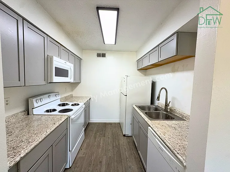 2613 Amherst Ct — Photo 5