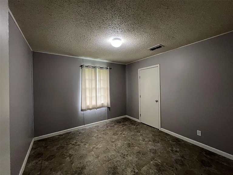 806 W 8th St — Photo 10