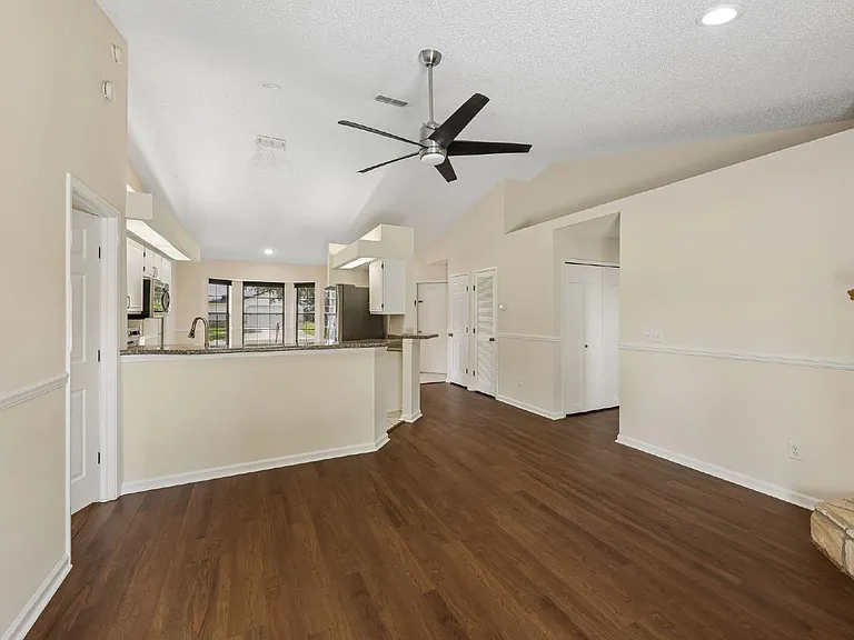 8362 Rockridge Dr — Photo 6