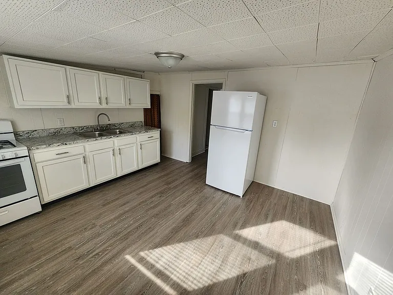 1122 Larchmont Ave — Photo 3