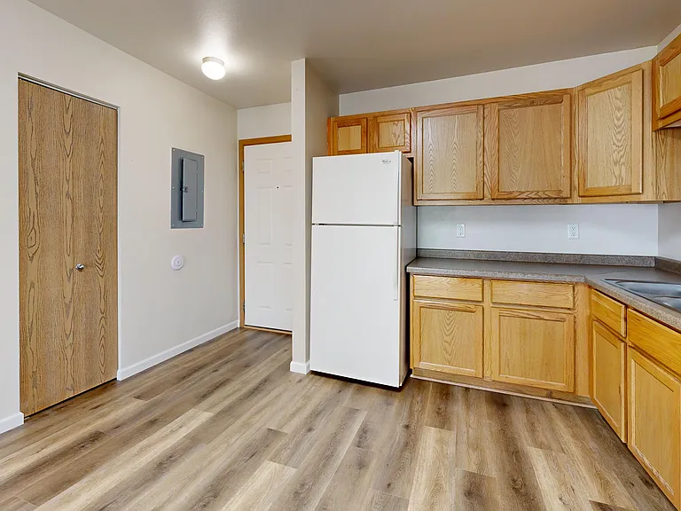 Pineview Apartments — Photo 10