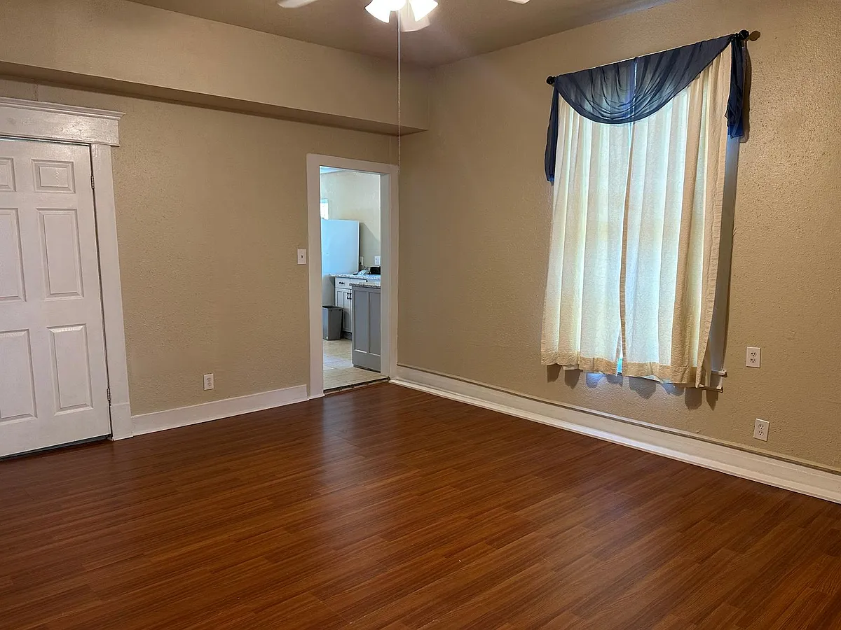 Building Photo - 5208 E Side Ave #1
