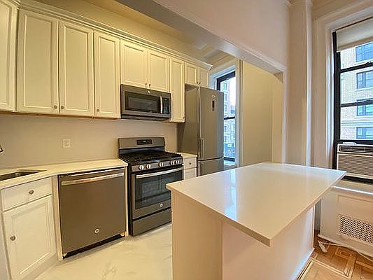 4th image of 1100 Madison Ave APT 3E