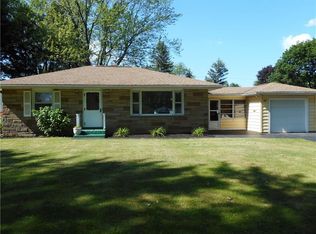44 Meadowdale Dr, Gates, NY 14624