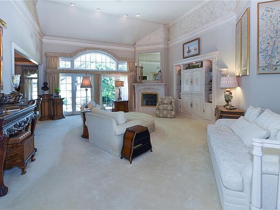 2nd image of 10 Warwick Ln