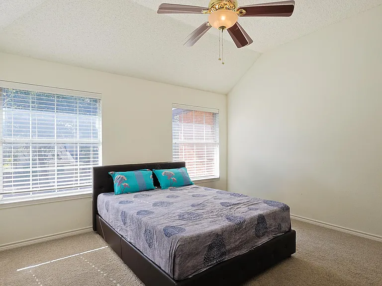 501 Halifax Ln — Photo 30