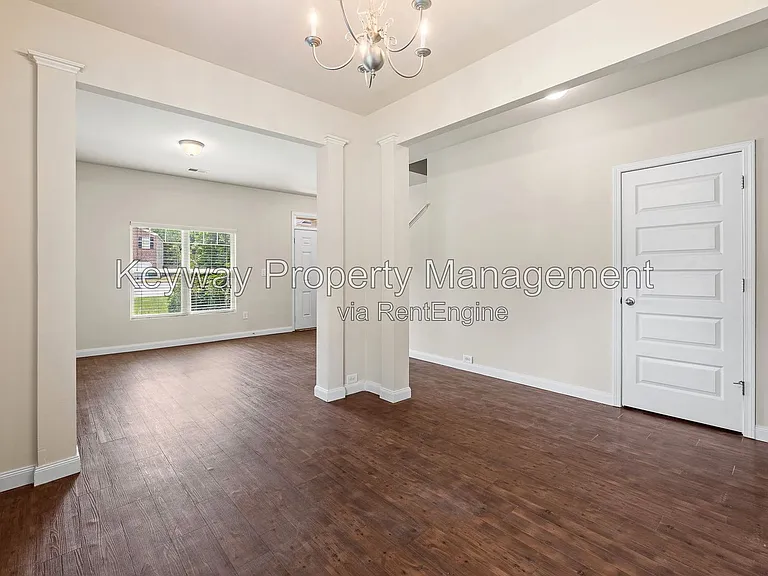910 Clover Ct — Photo 6