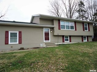 2503 Sheffield Dr, Davenport, IA 52806