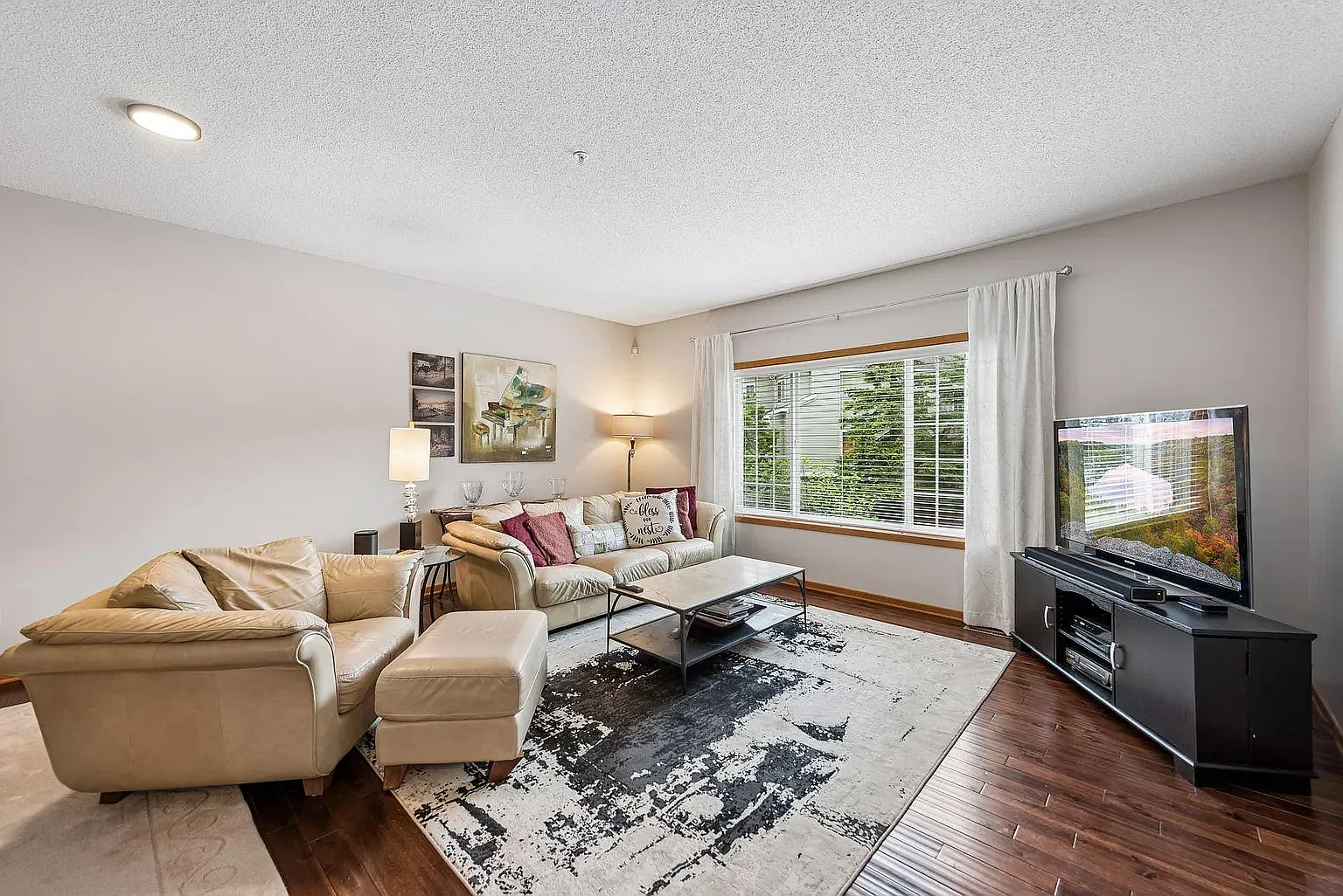 4 bed, 2028 sqft, $3,095 — Photo 2