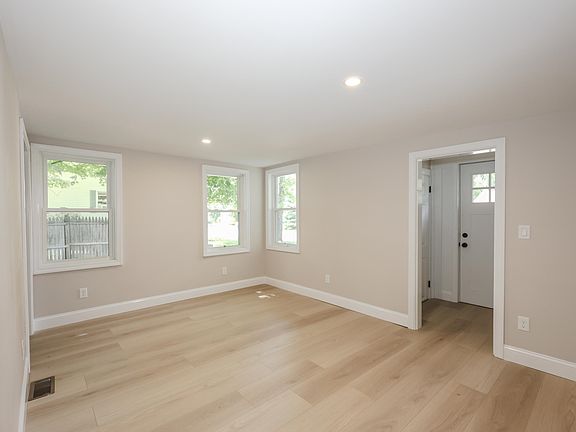4th image of 32 Raymond Road