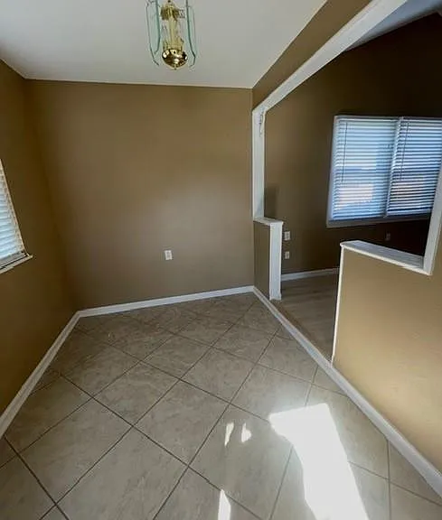 2329 Lyndell Dr — Photo 3