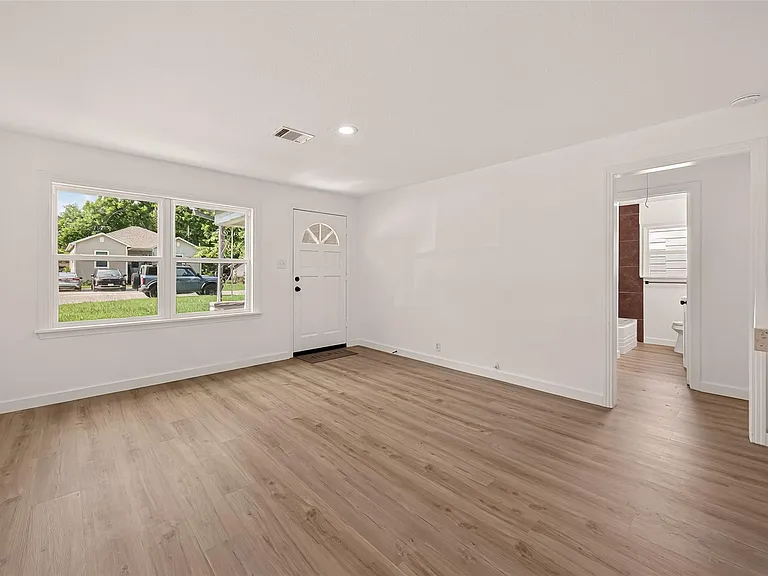 2545 Jackson St — Photo 6
