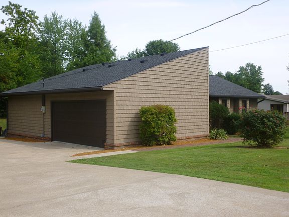2 car garage/concrete drive 