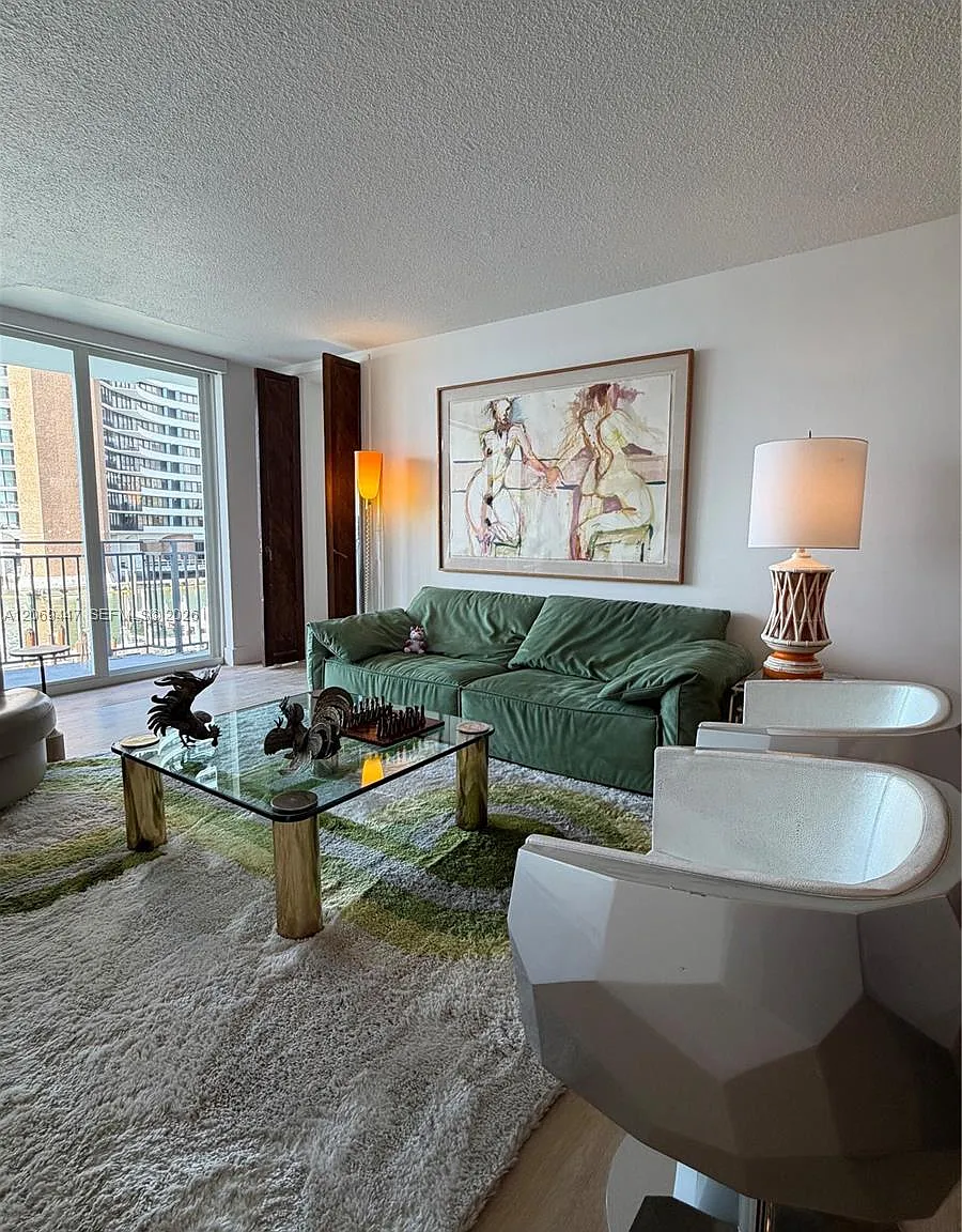 Palm Bay Condominium — Photo 2