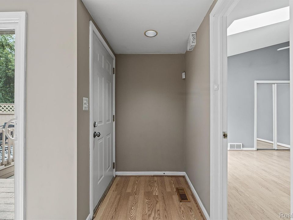 9487 Marina Dr, photo 3