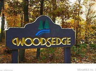 40 Woodsedge Dr APT 3B, Newington, CT 06111