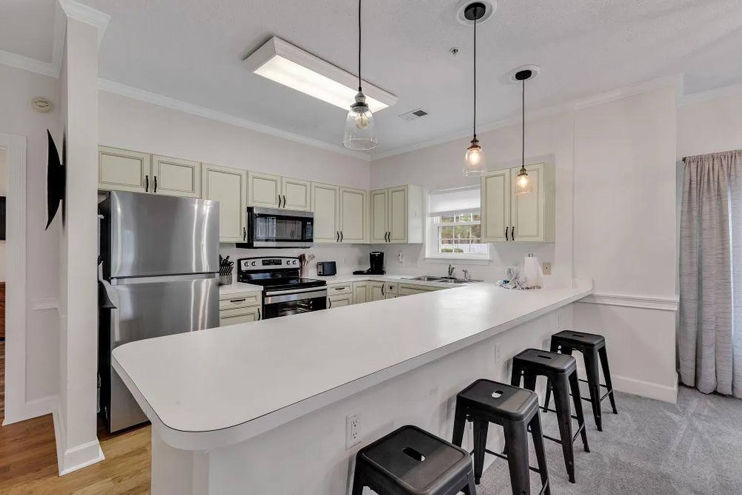 3 bed, 2.0 bath, 1291 sqft, $3,424 — Photo 4