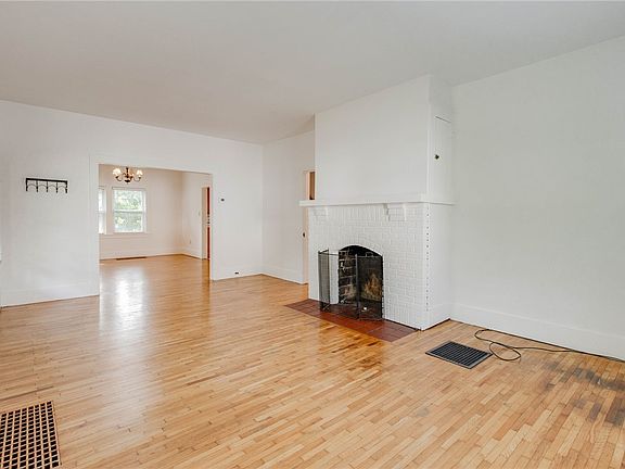 5th image of 112 W Whiteman St