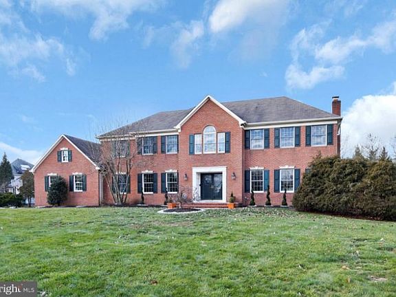 2nd image of 2 Duxbury Ct