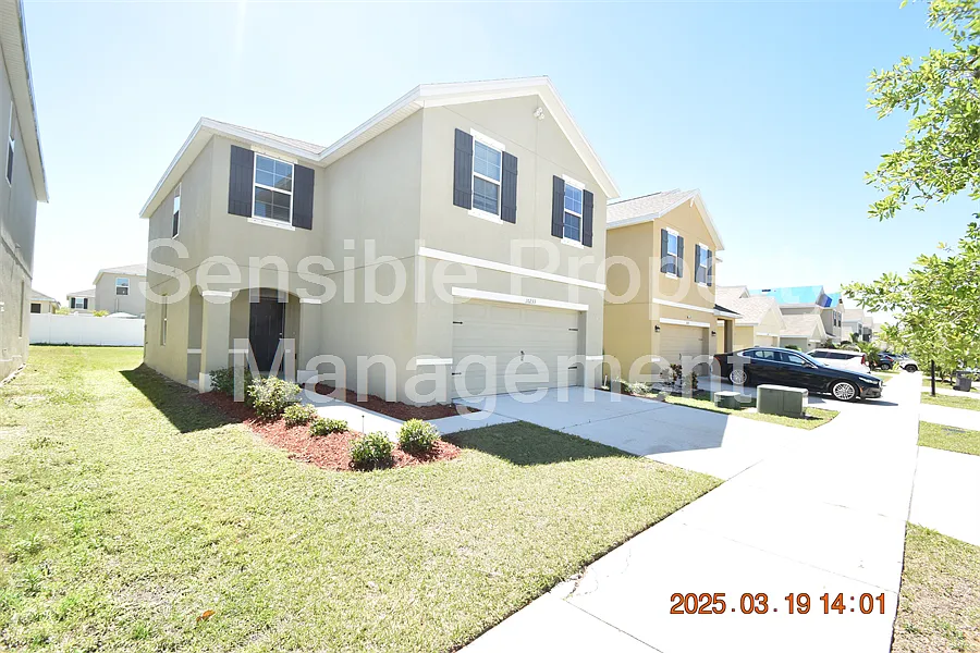 4 bed, 2.5 bath, 2078 sqft, $2,295 — Photo 2