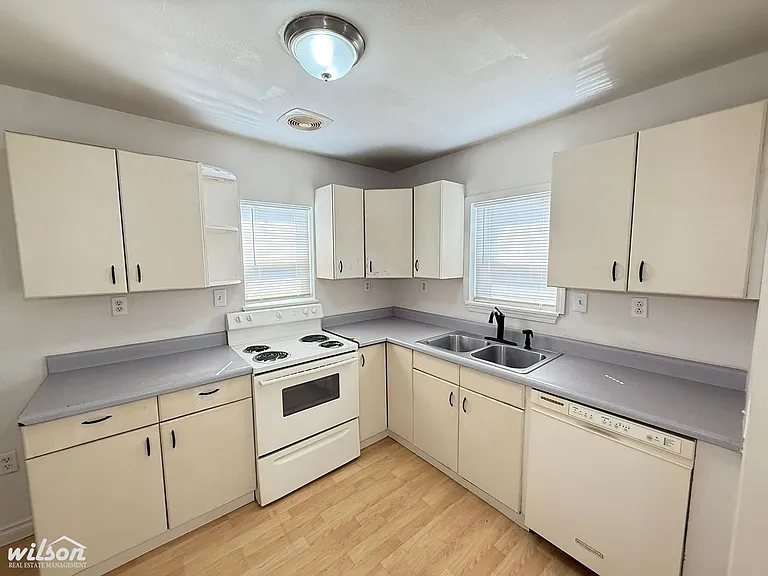 1005 S 33rd Ave — Photo 5