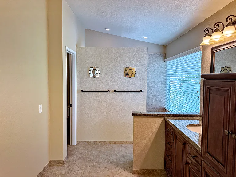 1652 Longview Dr — Photo 13