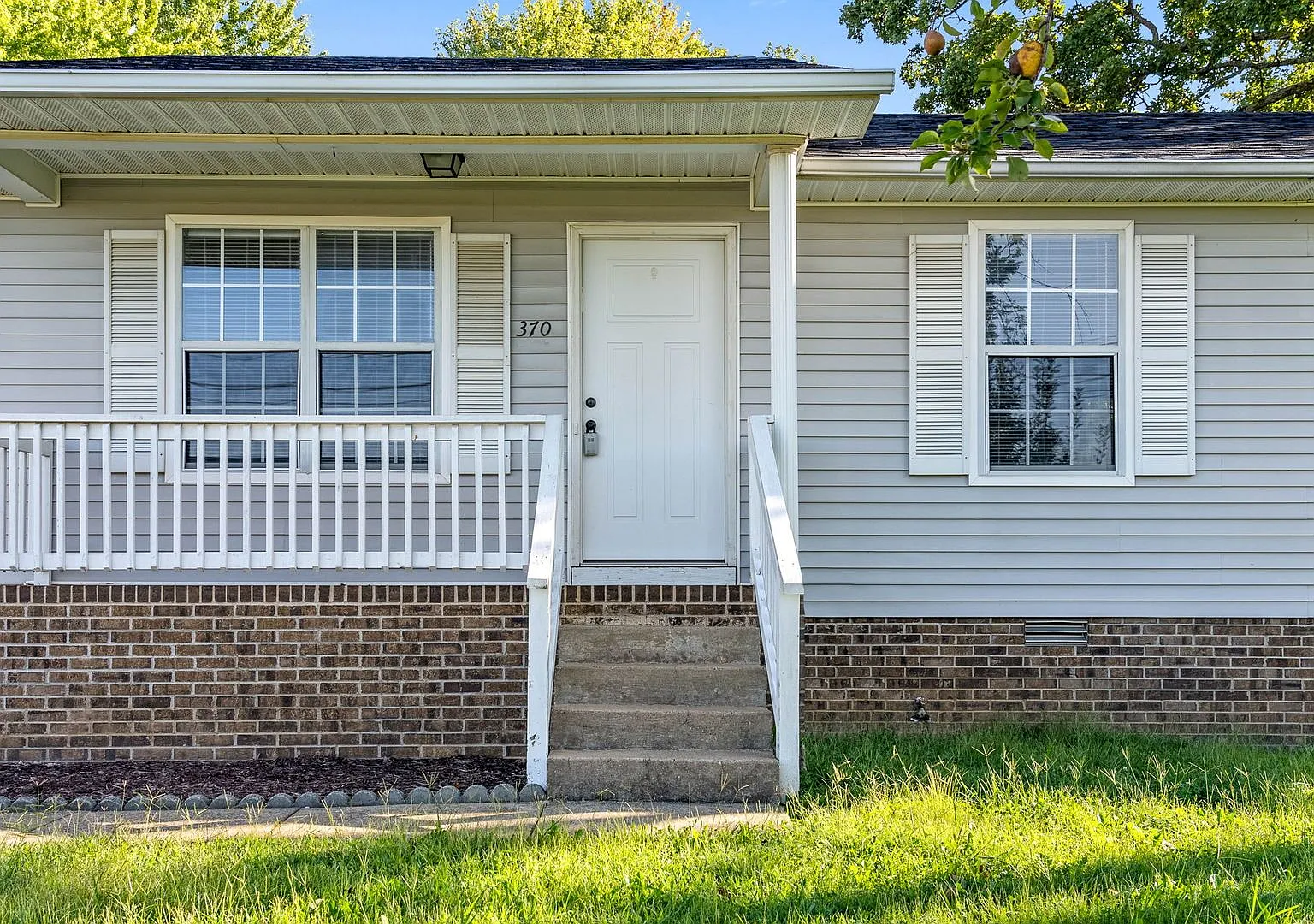 Conveniently Located 3 Bedroom House — Photo 4