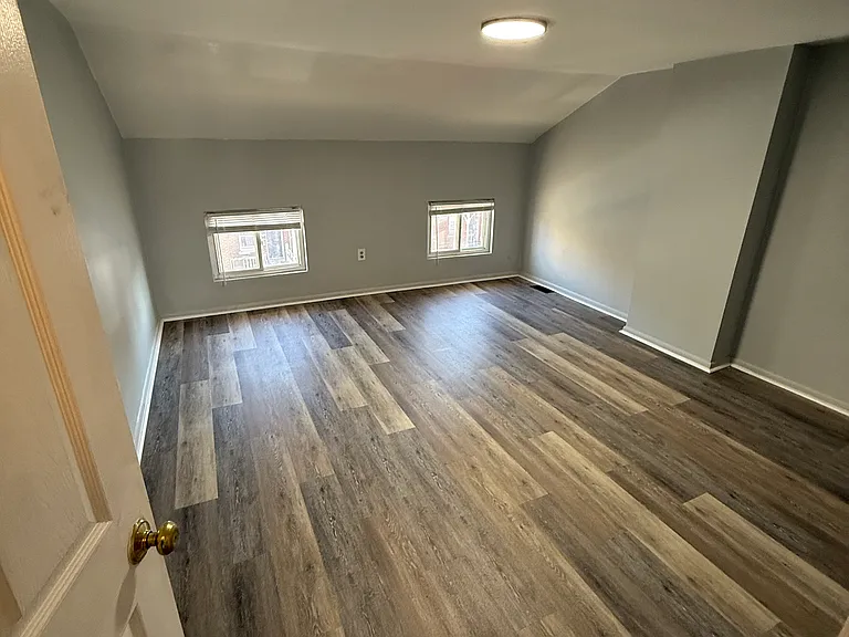 1069 Powell St — Photo 9