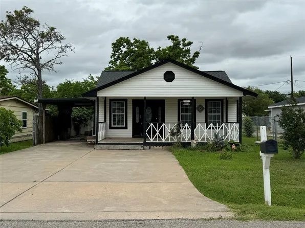722 W 6th St, Freeport, TX 77541