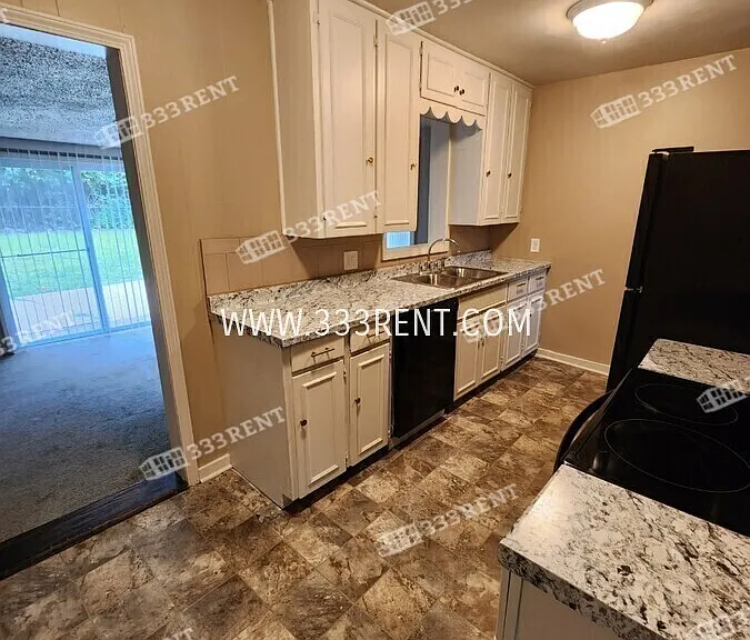807 E 100th Ter — Photo 4