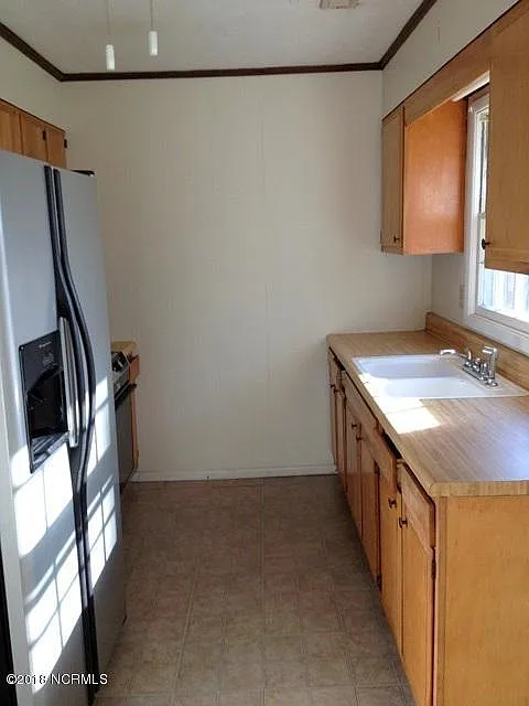 3 bed, 1.0 bath, 972 sqft, $1,250 — Photo 3