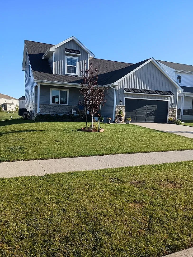 Spacious 5BR House in Waukee — Photo 1