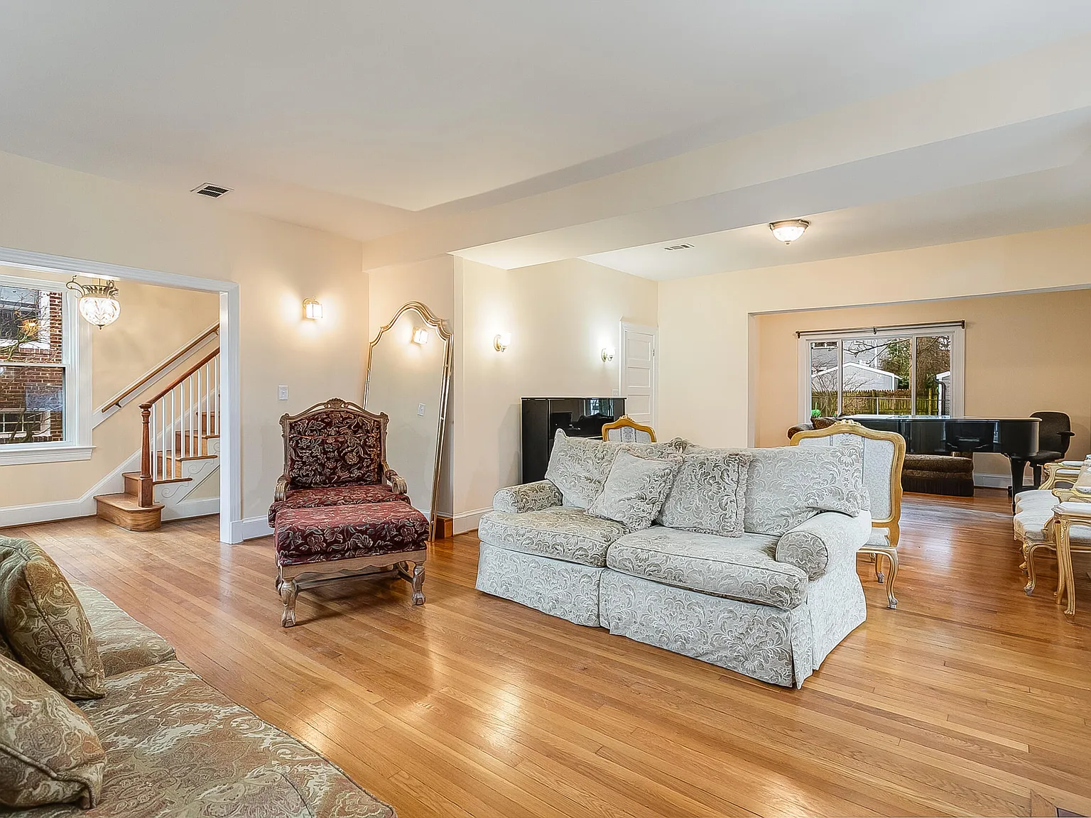 4 bed, 2.5 bath, 2262 sqft, $4,990 — Photo 2