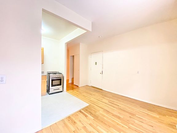 4th image of 311 W 111th St #Aa1