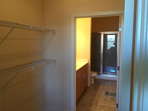 Walk-in closet to full bath (2nd bathroom)