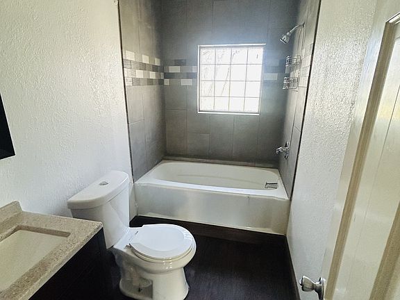 5th image of 472 Oakdale Dr