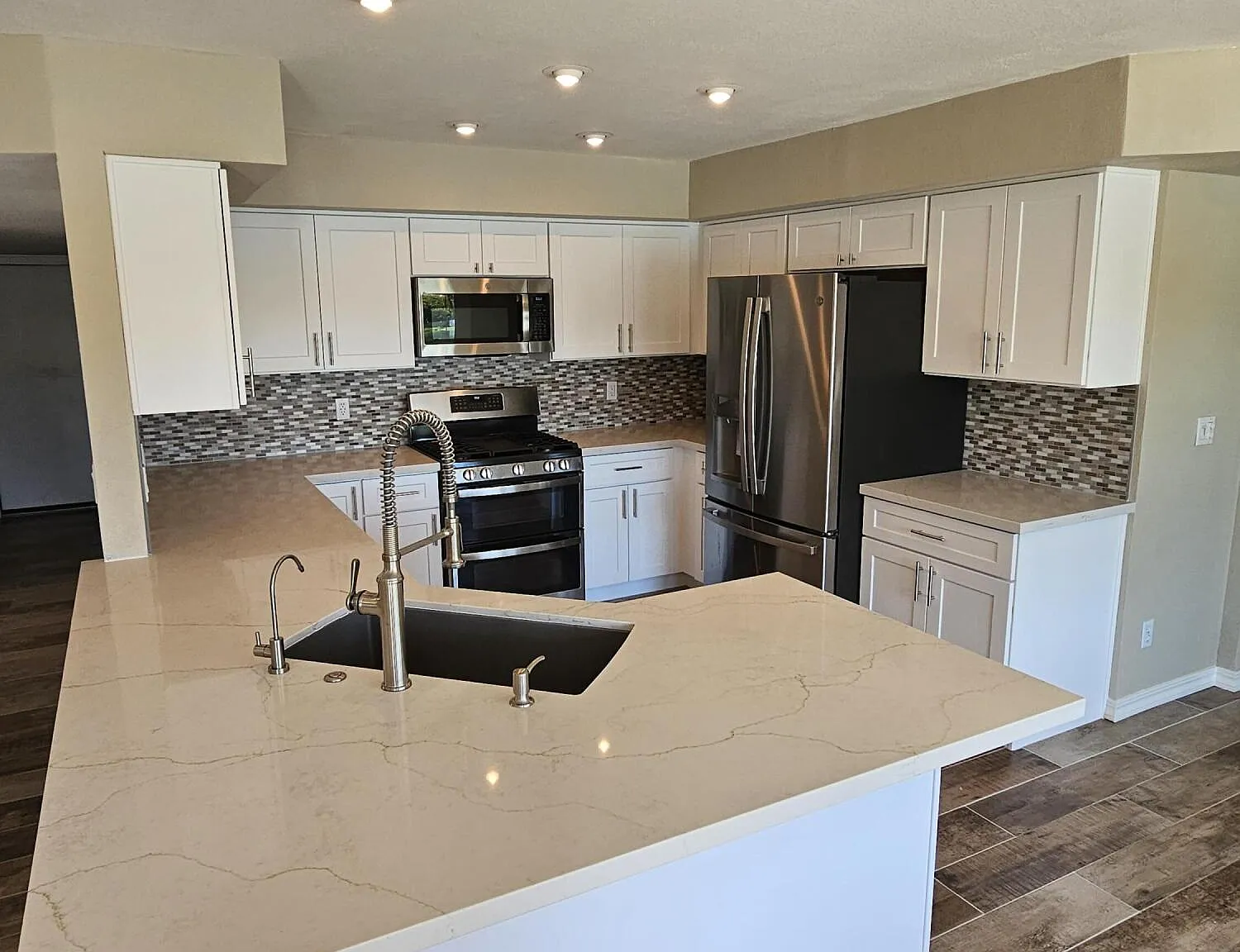3 bed, 3.0 bath, 2298 sqft, $3,800 — Photo 3