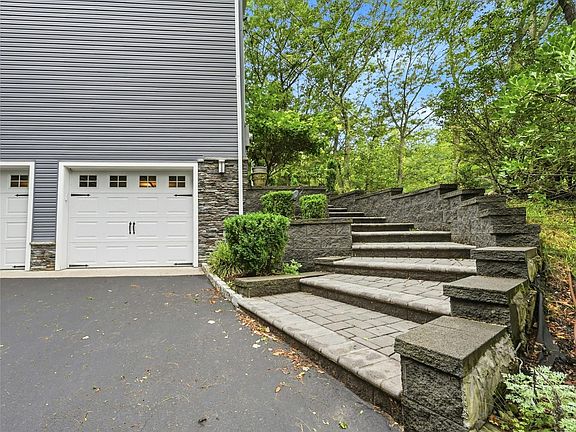 3rd image of 135 Oakwood Road
